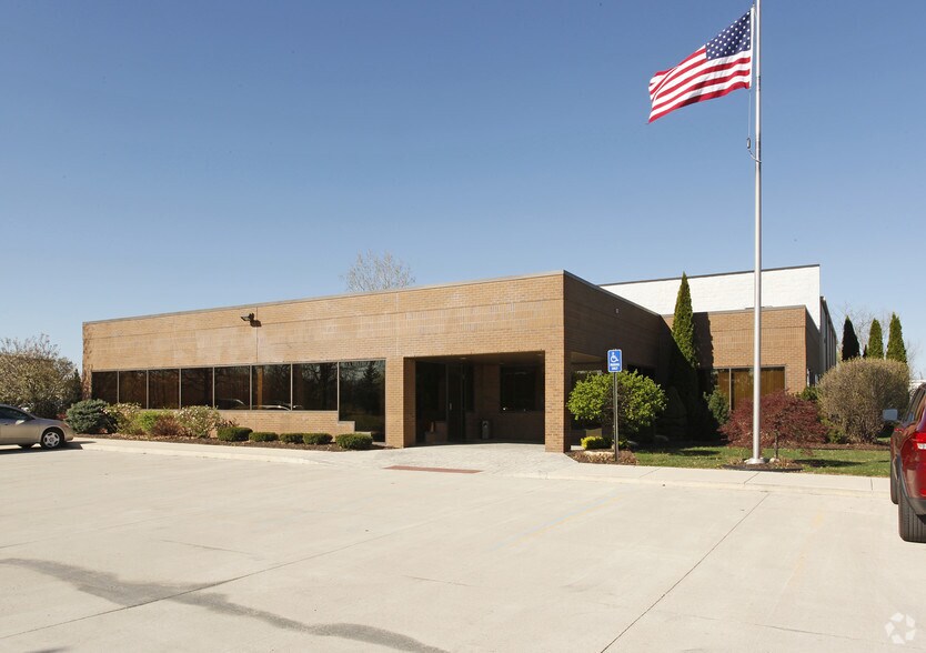 5002 Dewitt Rd, Canton, MI à vendre - Photo principale – Image 1 sur 12