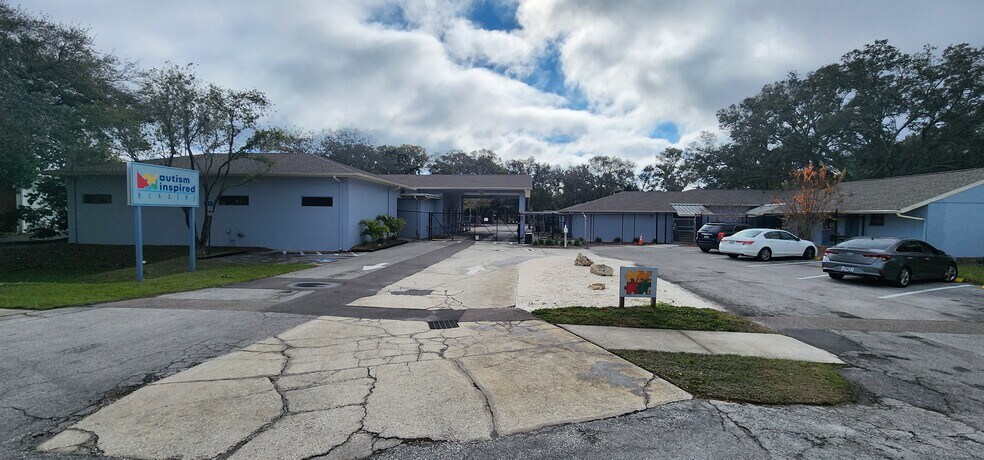 2177 NE Coachman Rd, Clearwater, FL à louer - Photo de l’immeuble – Image 3 sur 9