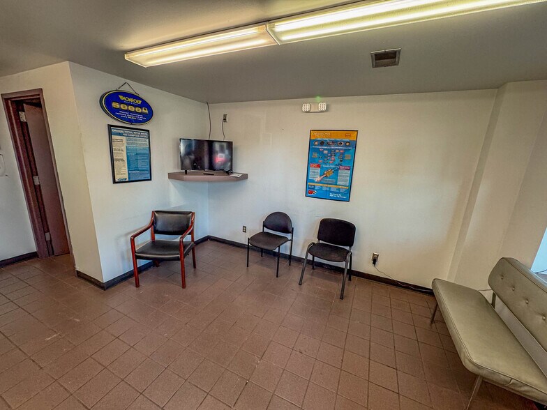 8600 Gravois Rd, Saint Louis, MO à vendre - Hall d’entrée – Image 3 sur 14