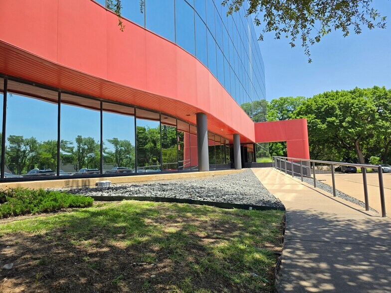 2100 Valley View Ln, Farmers Branch, TX à louer - Photo de l’immeuble – Image 2 sur 27