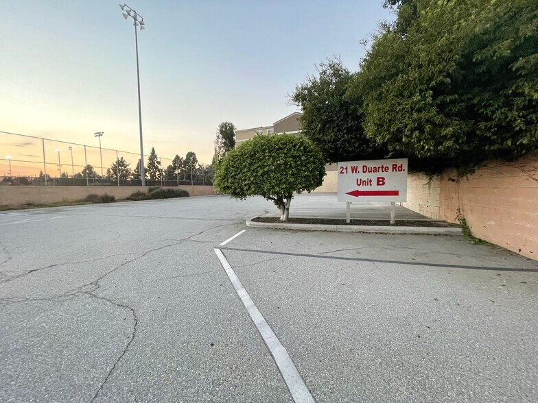 21 W Duarte Rd, Arcadia, CA à vendre - Photo de l’immeuble – Image 2 sur 23