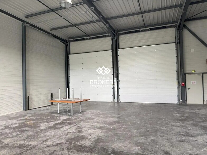 Local d’activités dans Vourles à louer - Photo de l’immeuble – Image 3 sur 8