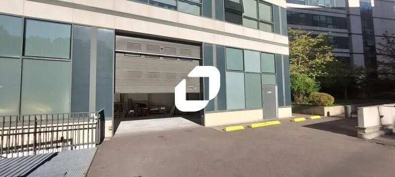 Bureau dans Saint-Denis à louer - Photo de l’immeuble – Image 3 sur 11