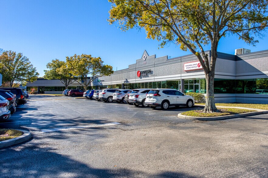 7751 Kingspointe Pky, Orlando, FL à louer - Photo de l’immeuble – Image 2 sur 8