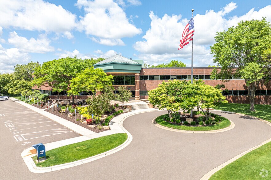 3535 Vadnais Center Dr, Vadnais Heights, MN à louer - Photo principale – Image 1 sur 14