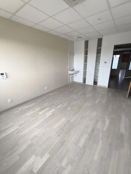 244 Rue Du Point Du Jour, Saint-Denis-lès-Bourg à louer - Photo de l’immeuble – Image 2 sur 4