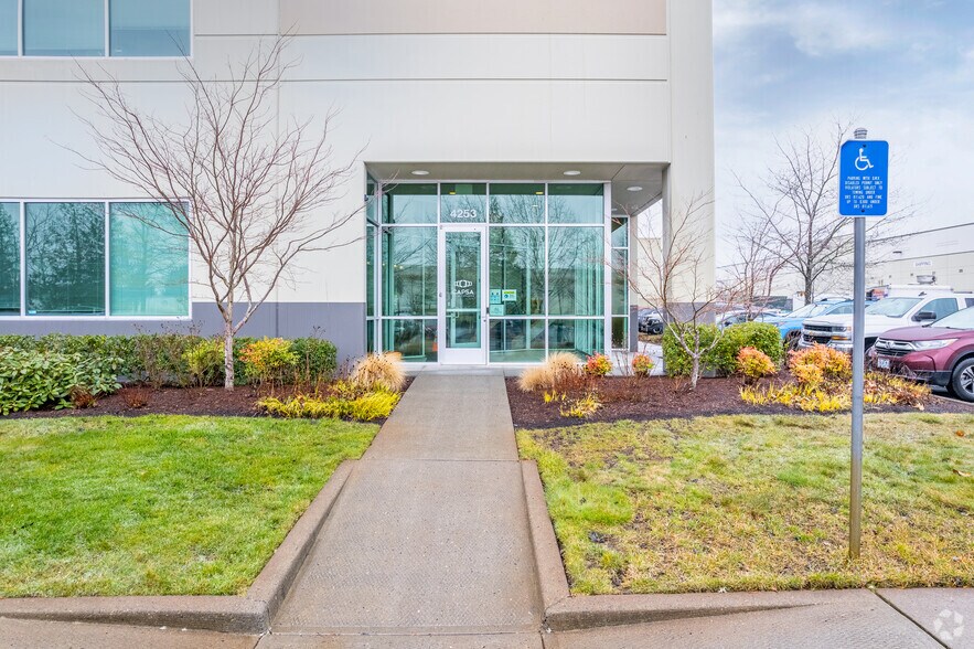 4131-4293 NE 189th Ave, Portland, OR à louer - Photo de l’immeuble – Image 2 sur 4