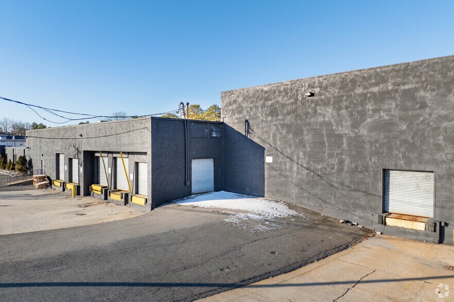110 Emjay Blvd, Brentwood, NY à louer - Photo de l’immeuble – Image 3 sur 15