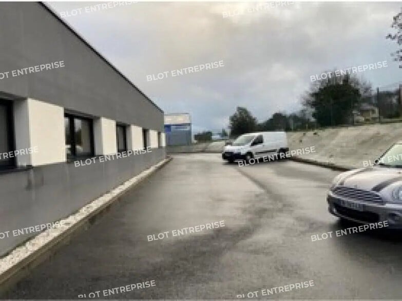 Local d’activités dans Crevin à louer - Photo de l’immeuble – Image 3 sur 14