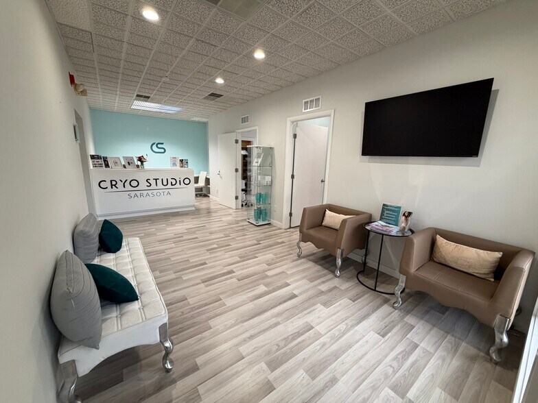 2100 S Tamiami Trl, Sarasota, FL à louer - Photo de l’immeuble – Image 3 sur 6