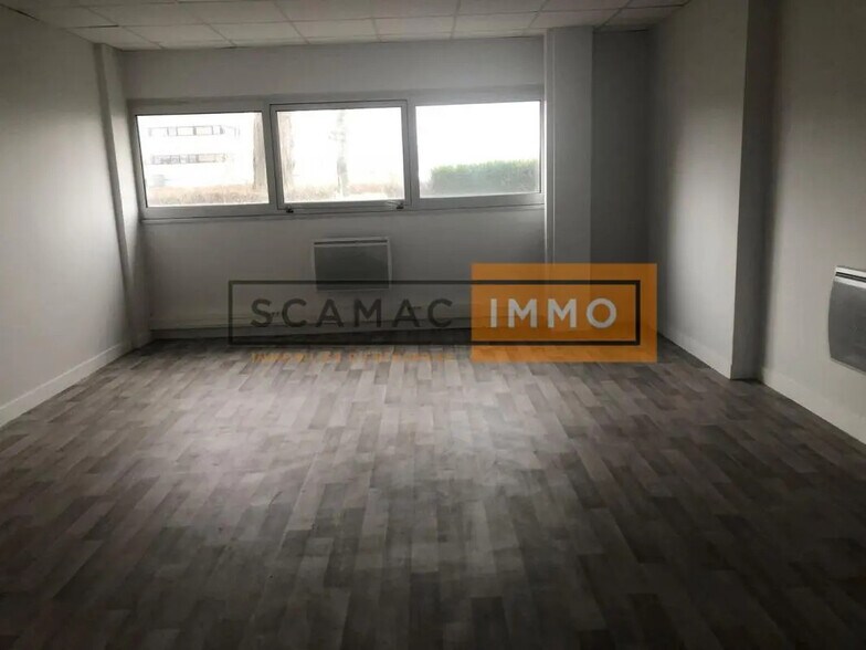 Bureau dans à louer - Photo de l’immeuble – Image 2 sur 6