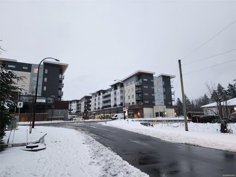 1919 Sooke Rd, Victoria, BC à vendre - Photo de l’immeuble – Image 3 sur 9