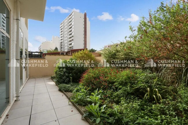 Plus de détails pour 77 Rue Jean Bleuzen, Vanves - Bureau à louer