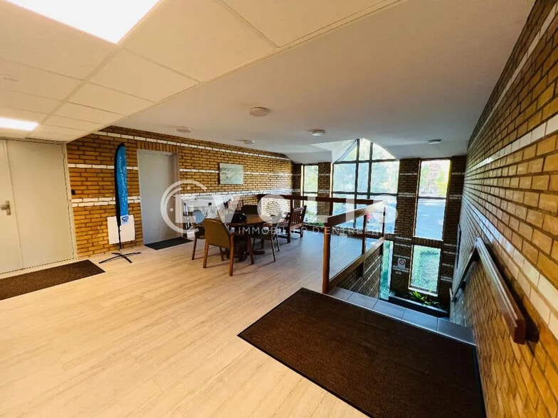 Bureau dans Champs-sur-Marne à louer - Photo de l’immeuble – Image 2 sur 11