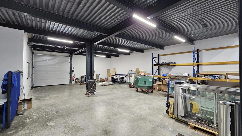 Local d’activités dans Collégien à louer - Photo de l’immeuble – Image 2 sur 15