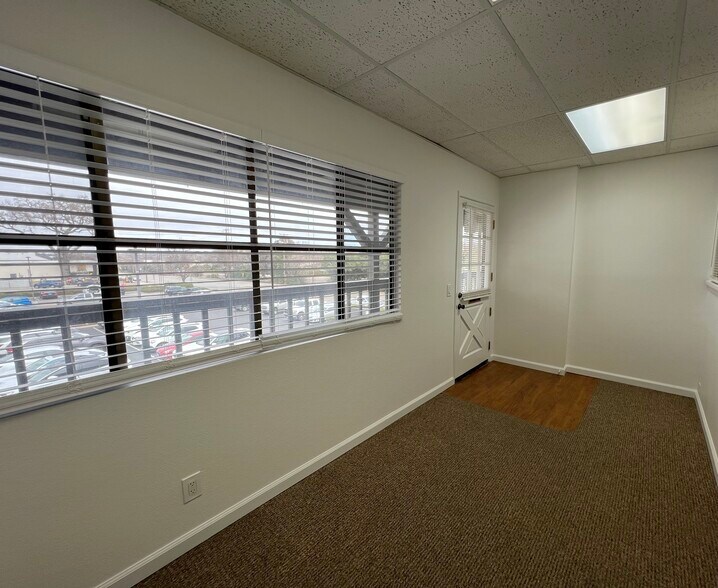 935 Riverside Ave, Paso Robles, CA à louer - Photo de l’immeuble – Image 3 sur 24