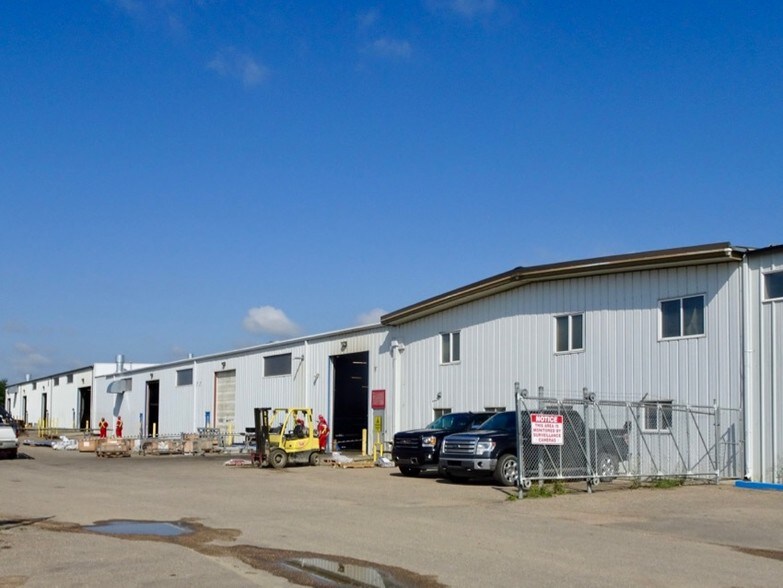 4604 62nd Ave, Lloydminster, AB à louer - Photo de l’immeuble – Image 3 sur 23