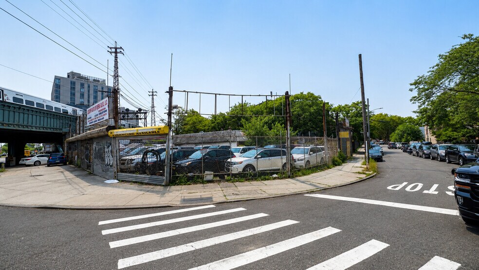 67-02 Queens Blvd, Woodside, NY à vendre - Photo de l’immeuble – Image 3 sur 6