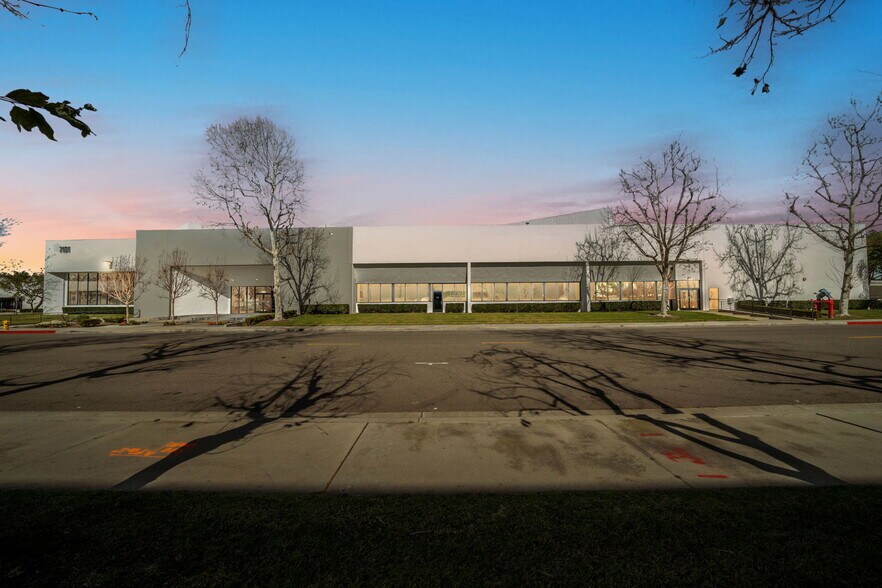 7101 Village Dr, Buena Park, CA à vendre - Photo de l’immeuble – Image 2 sur 14