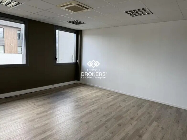 Bureau dans Sainte-Foy-lès-Lyon à vendre - Photo intérieure – Image 2 sur 8