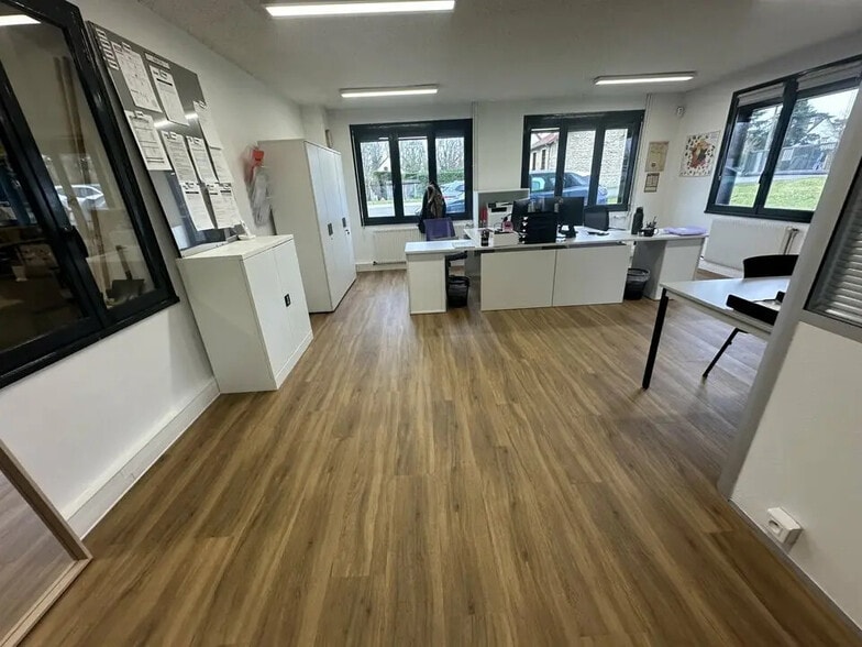 Local d'activités dans Porcheville à vendre - Photo de l’immeuble – Image 2 sur 4