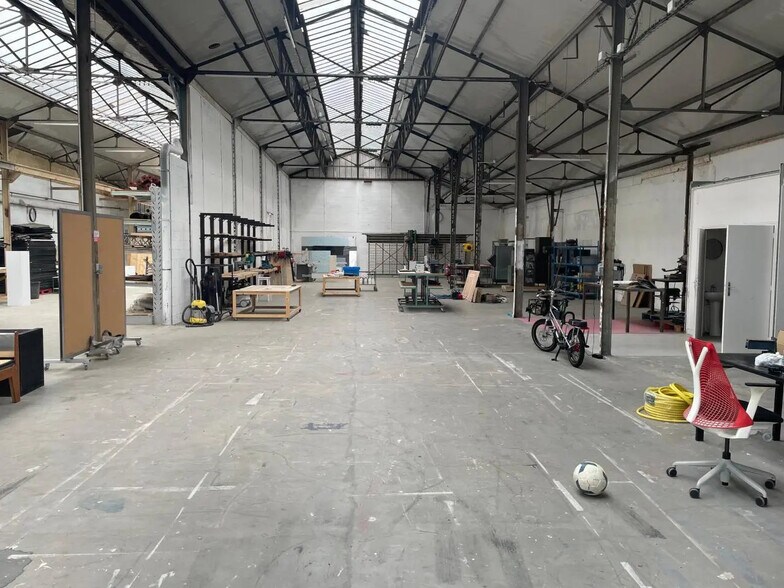 Local d'activités dans Saint-Denis à vendre - Photo de l’immeuble – Image 3 sur 10