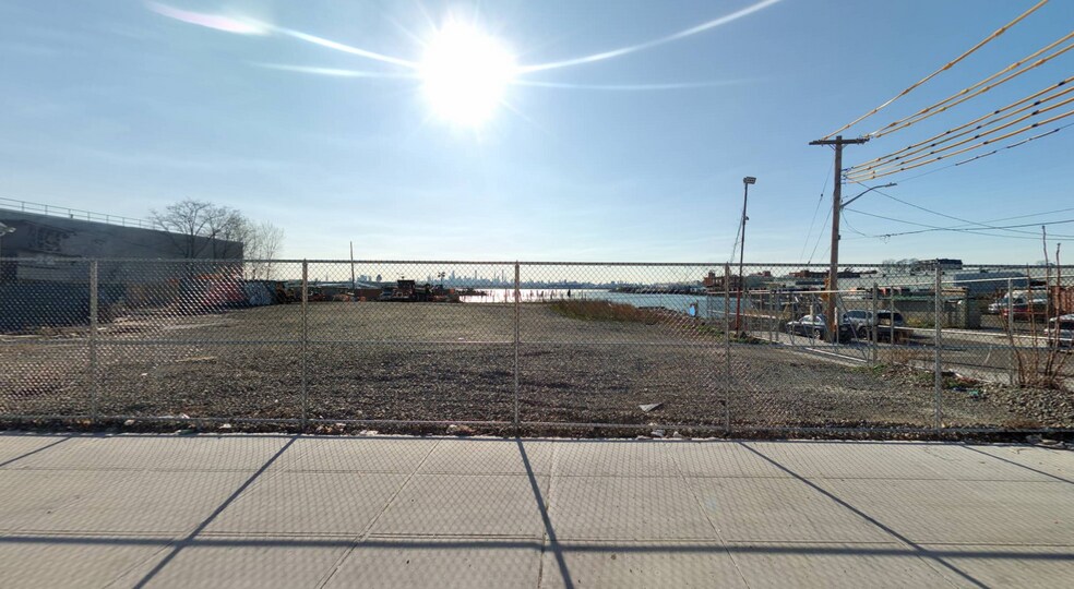 20-08 119th Street, College Point, NY à louer - Photo de l’immeuble – Image 1 sur 2