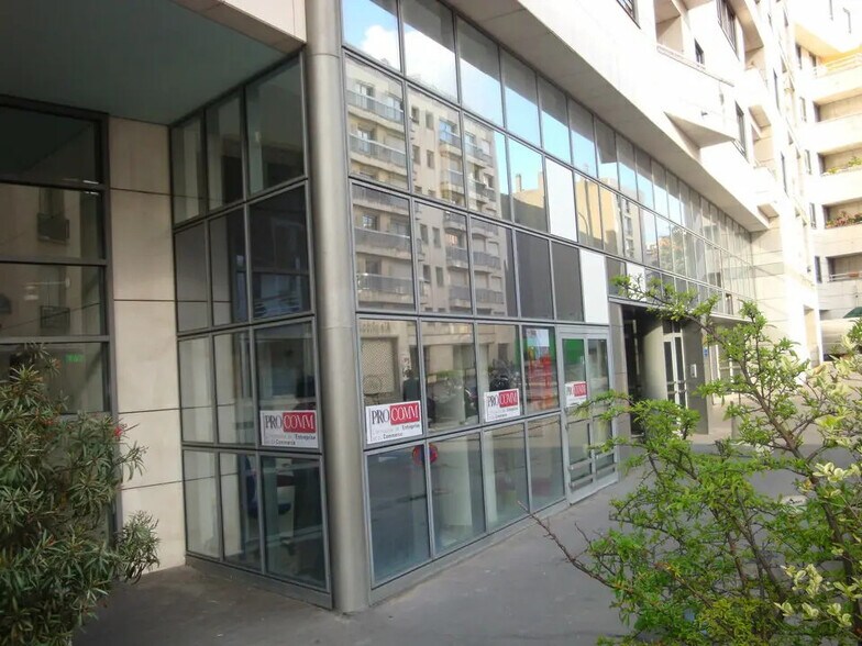 Local commercial dans Paris à louer - Photo de l’immeuble – Image 1 sur 8