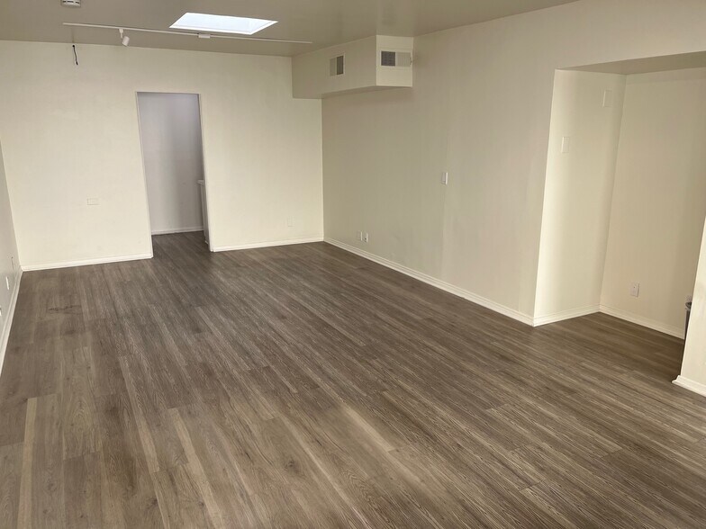 2435 E Coast Hwy, Corona Del Mar, CA à louer - Photo intérieure – Image 3 sur 6