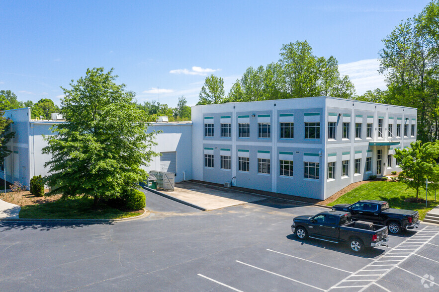 9820 Northcross Center Ct, Huntersville, NC à louer - Photo de l’immeuble – Image 3 sur 11
