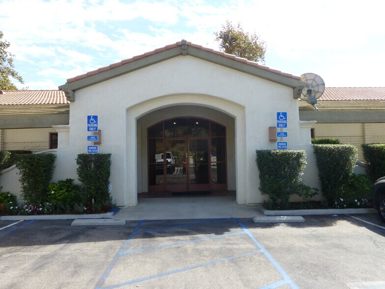 191 Wilbur Rd, Thousand Oaks, CA à louer - Photo principale – Image 1 sur 8