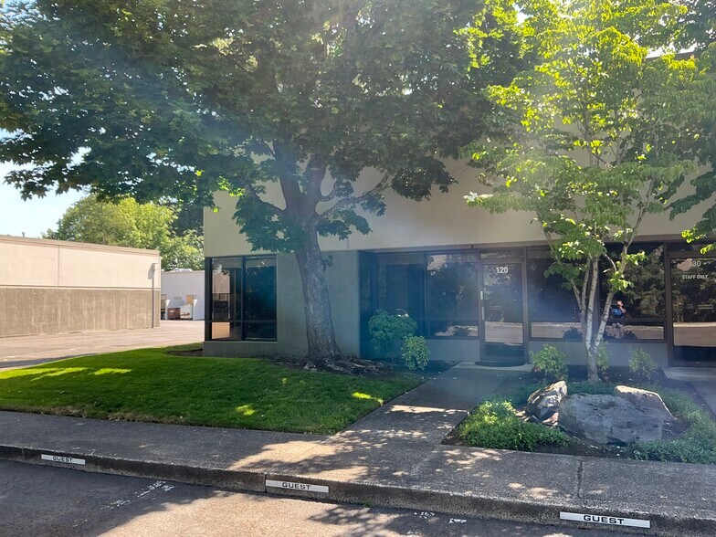 5293 NE Elam Young Pky, Hillsboro, OR à louer - Photo de l’immeuble – Image 1 sur 8
