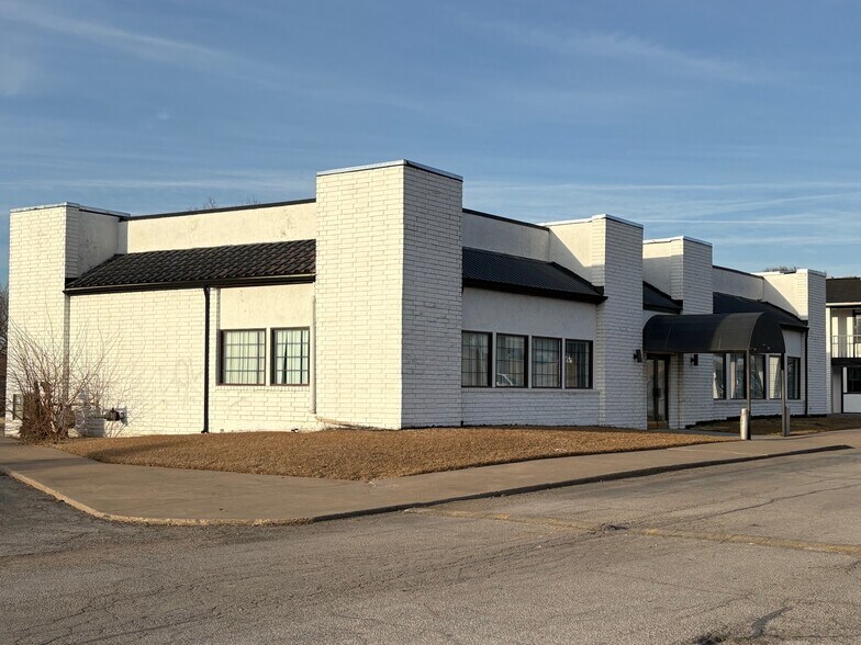 11521 E Skelly Dr, Tulsa, OK à vendre - Photo de l’immeuble – Image 3 sur 9