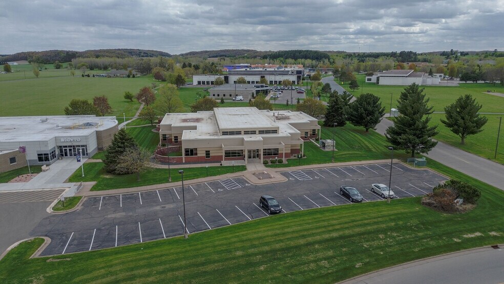 401 Technology Dr E, Menomonie, WI à vendre - Photo de l’immeuble – Image 1 sur 27