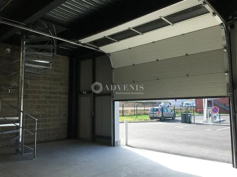 Local d’activités dans BOIS-D'ARCY à louer - Photo intérieure – Image 2 sur 3