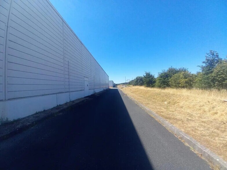 Local commercial dans  à louer - Photo de l’immeuble – Image 3 sur 8