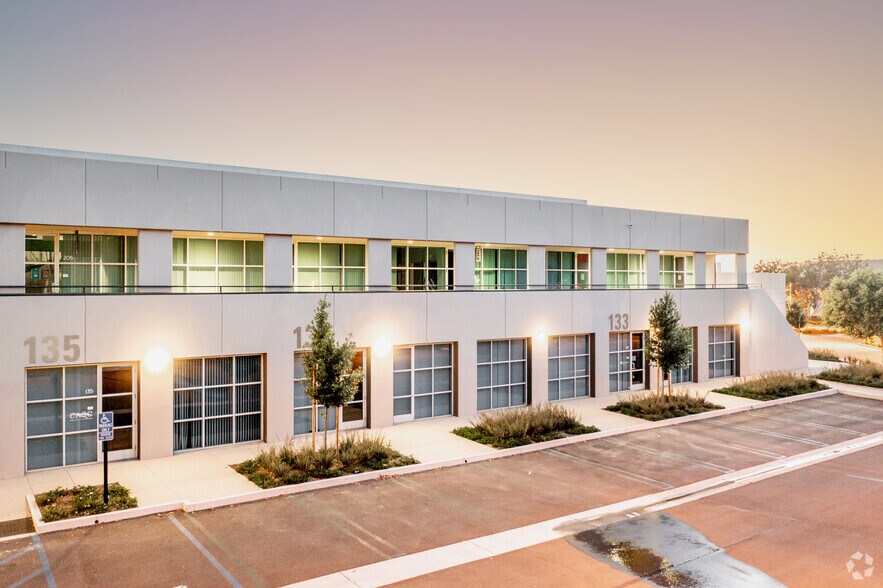 18 Technology Dr, Irvine, CA à louer - Photo de l’immeuble – Image 2 sur 7