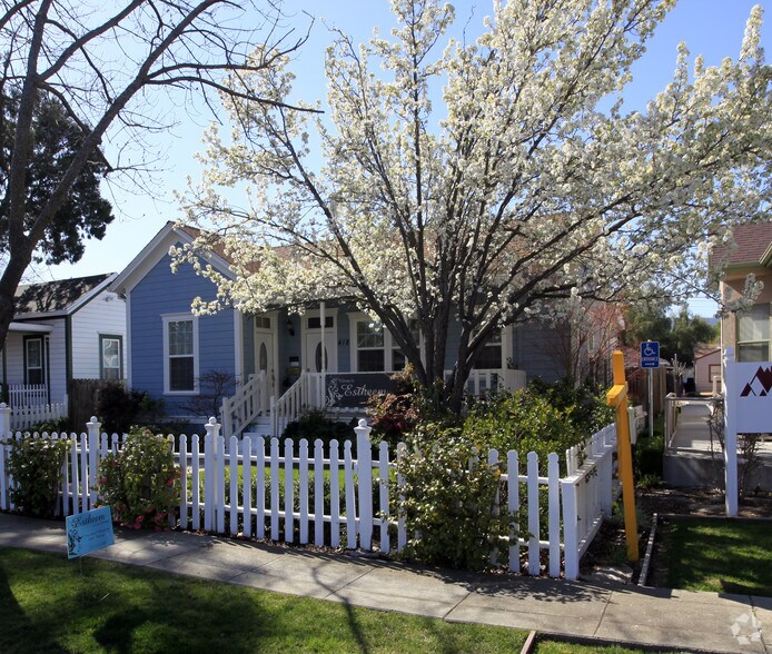 418 Elizabeth St, Vacaville, CA à louer - Photo de l’immeuble – Image 2 sur 22