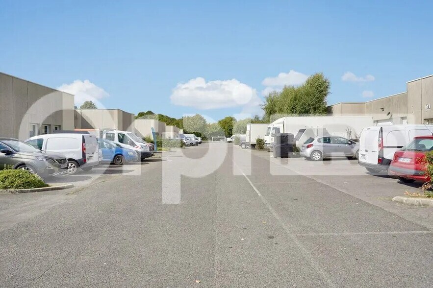 Local d’activités dans Lognes à louer - Photo de l’immeuble – Image 2 sur 12