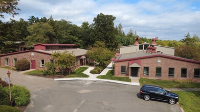 21 Ensign Dr, Avon, CT à louer Photo de l’immeuble– Image 2 sur 8