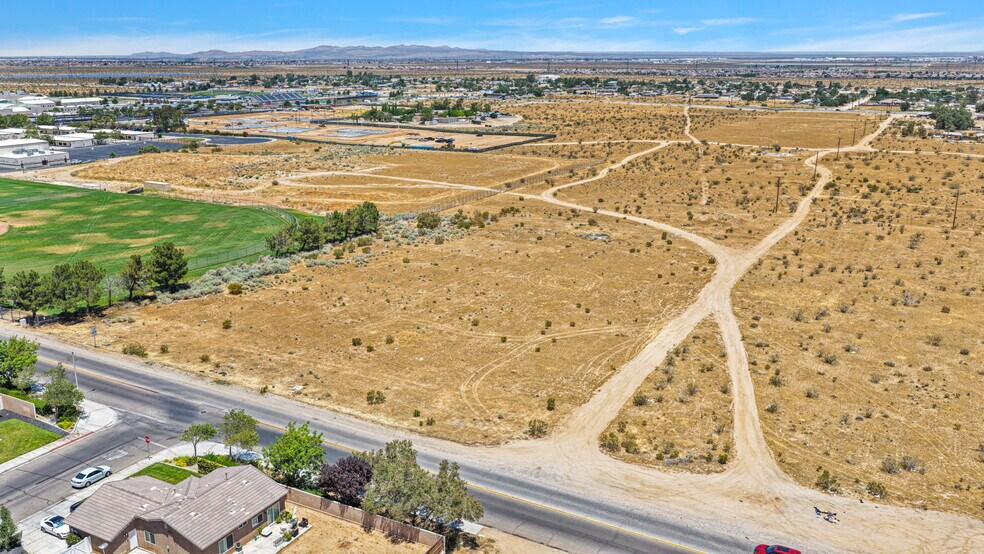 13702 Del Cerro st, Victorville, CA à vendre - Photo de l’immeuble – Image 3 sur 11