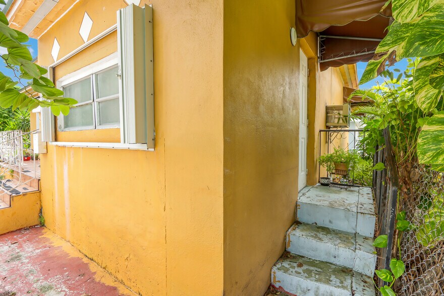 2120 SW 5th St, Miami, FL à vendre - Photo de l’immeuble – Image 3 sur 27