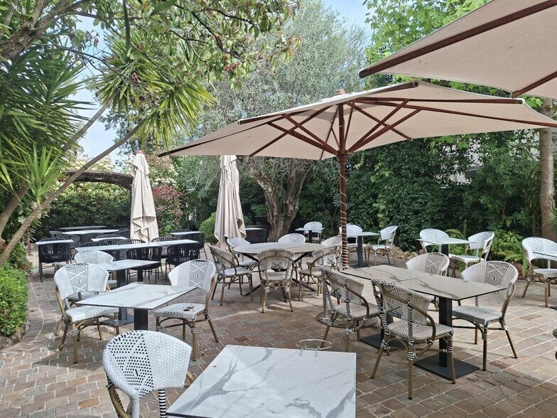 Local commercial dans Mougins à vendre - Photo de l’immeuble – Image 2 sur 4