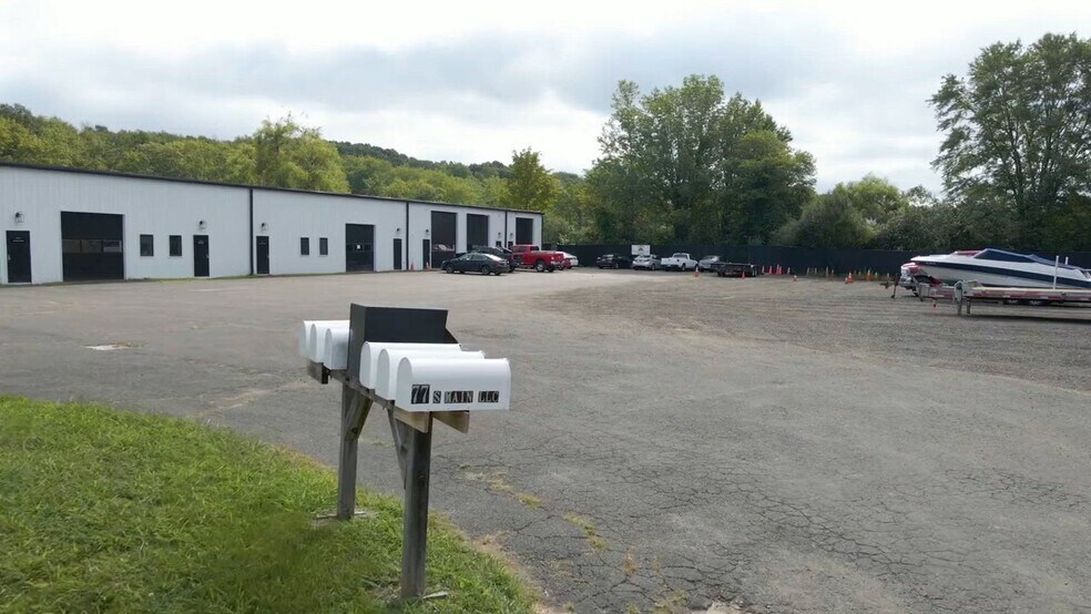 77 S Main St, Newtown, CT à louer - Vidéo sur l’annonce professionnelle – Image 2 sur 4