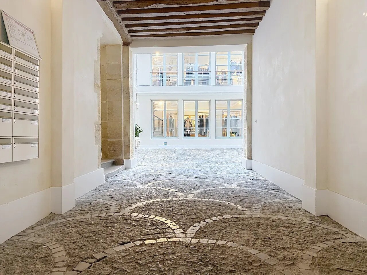  dans Paris à vendre Photo de l’immeuble– Image 1 sur 1