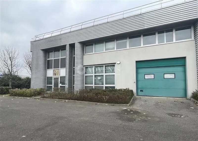 Local d’activités dans Tremblay-en-France à louer - Photo de l’immeuble – Image 2 sur 8