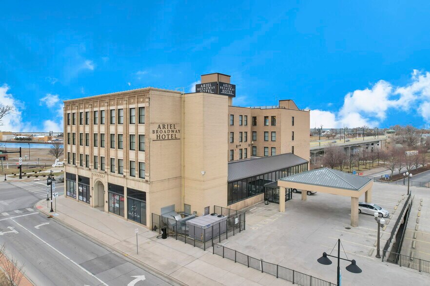 301 Broadway, Lorain, OH à vendre - Photo principale – Image 1 sur 135