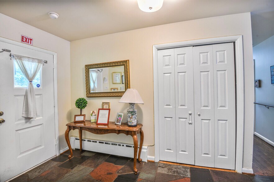 1701 Maydale Dr, Silver Spring, MD à vendre - Photo intérieure – Image 3 sur 14