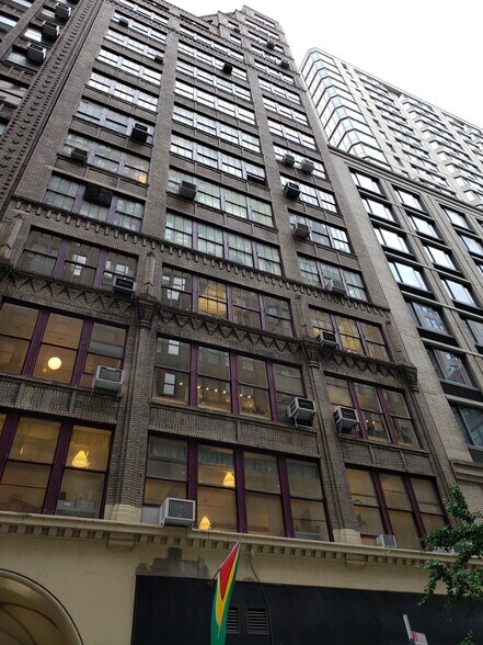 306 W 38th St, New York, NY à louer - Photo de l’immeuble – Image 3 sur 10