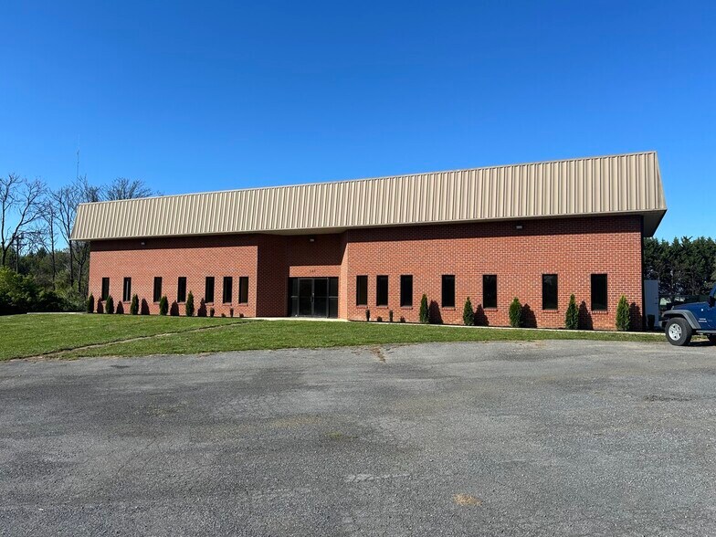 261 Industrial Blvd, Kearneysville, WV à louer - Photo de l’immeuble – Image 2 sur 15